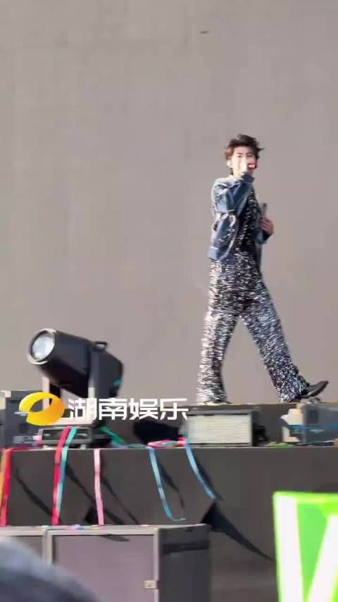 瞧菠萝王这不值钱的样子 2024汽水星球音乐节 ...