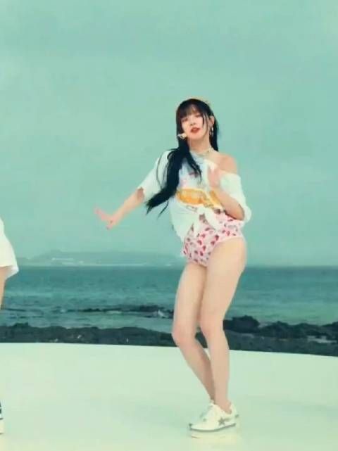 韩国女团gidle新歌MV,宋雨琦泳装造型感受下