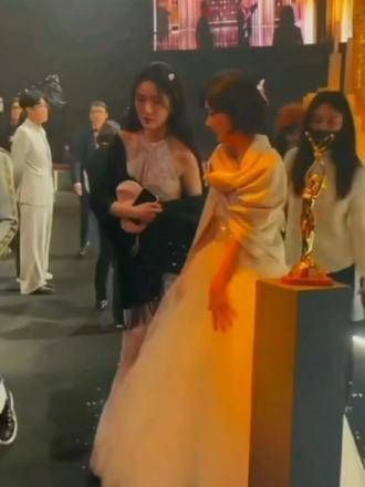 今夜星光璀璨,如同你的美丽,赵丽颖闪耀金鹰奖颁奖晚会,盛典星光熠熠