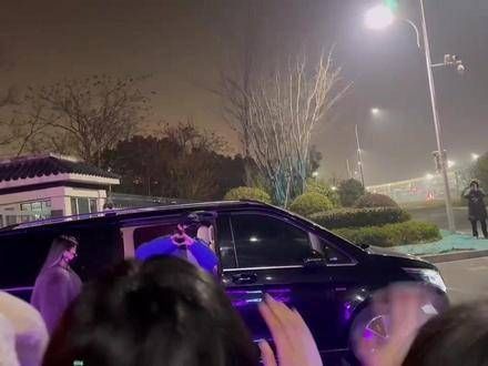 “穿越爱的星辰大海,只为在你心间停泊”