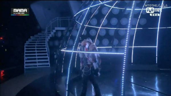 权志龙官宣出演今年的MAMA! 上一次已经是十年前了!