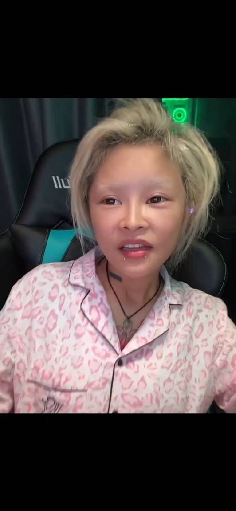 顾茜茜表示不明白辛巴为什么夸自己,等818的粉丝过来看我,一个精神病小姑娘
