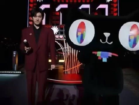 玩扭扭棒玩得超开心,大猫玩偶一起左右摇摆,动作同步可爱加倍!