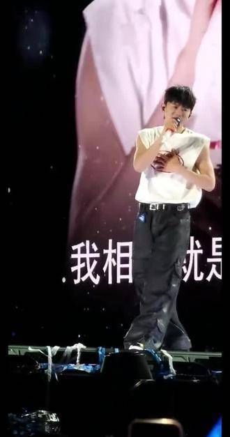 永远热爱,永远热泪盈眶 奔赴万人现场