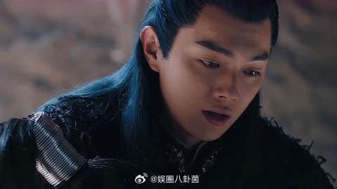 厉尘澜抱着招摇尸体泪如雨下 招摇终于发现他喜欢自己!