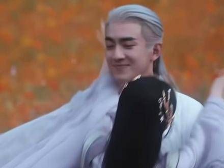 在爱人重生之际,一个深情的拥抱拉近了彼此的心灵距离