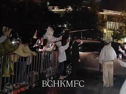 1021 凌晨侯明昊回到酒店 辛苦了!好好休息!明天嗨6录制顺利!