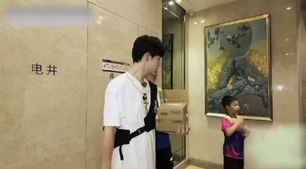 郭俊辰在劝学的同时努力工作拍戏,为大家树立了积极向上的榜样