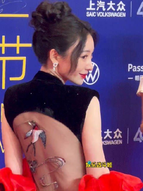 柳岩露背黑丝绒旗袍造型妩媚撩人