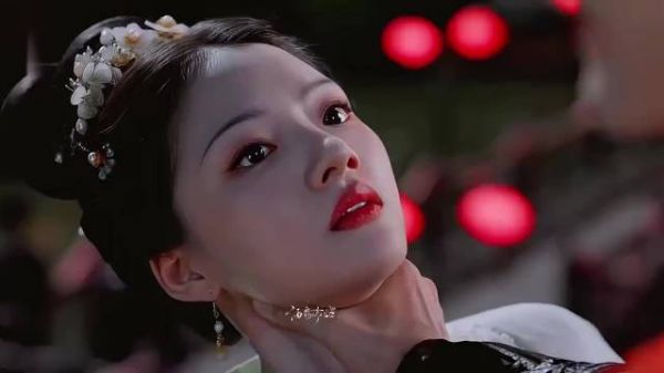 看《锦绣安宁》，任敏精准演绎爱与不爱，一个抬眸、一抹微笑，情感尽在掌握…