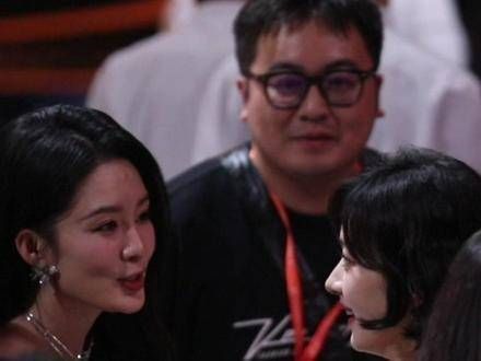 在金鹰奖后台热聊并拥抱,真是两位美丽大方的女性,令人羡慕!