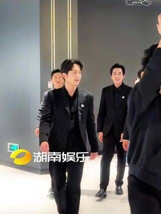 组成的金鹰男团以西装亮相,真是帅气逼人,完全展现了男星的魅力!