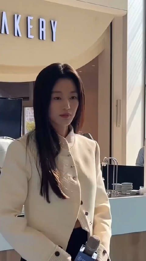 全智贤今日首尔出席活动视频,姐的脸真的很自然紧致