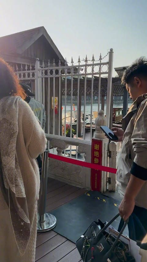 网友在什刹海偶遇汪小菲马筱梅,汪小菲的衣品竟然意外不错
