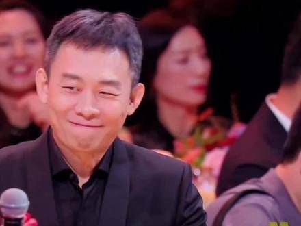 湾区升明月的主持人们共同举杯,张译笑言:我醉了!
