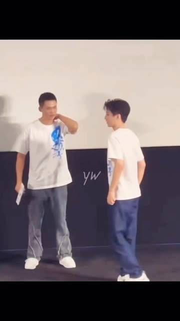 你们敢想象小凯模仿大毛走路的样子!