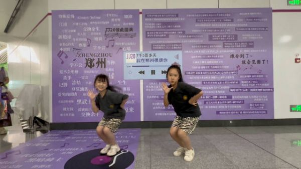 好想这俩“小孩儿姐”呀,希望明年演唱会再见!