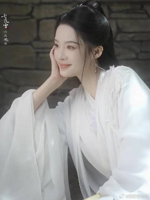 如玉出凡尘,展纤纤之姿