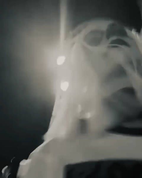 安妮·海瑟薇晒出自己的万圣节造型,暗黑自由女神,boo~纽约