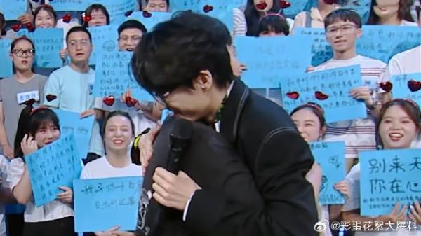 男粉等许嵩6年,终于换来一个拥抱,当场哭成小男孩