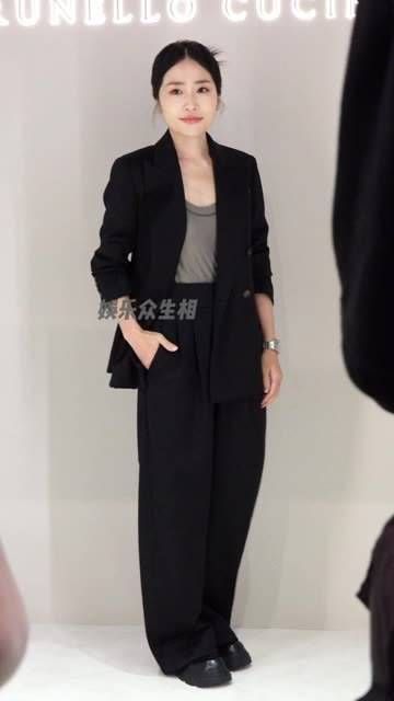 女儿 张末 身着黑色西装亮相活动,干练沉稳,这气质如何 娱你安利 活动