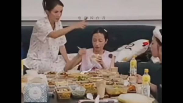 周雨彤真是狠狠把金晨拿捏住了 别人睡觉她打电话,别人洗澡她推门进去…
