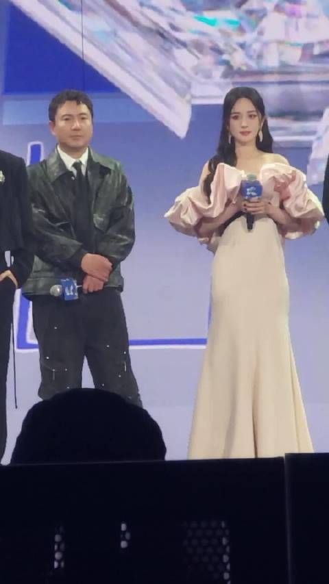 杨幂战至巅峰视频直出,幂姐今天美貌营业了