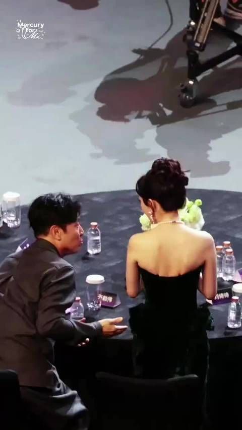 杨幂 这摄影师也太猥琐了吧!这个角度好像偷拍一样,虽然雀氏大