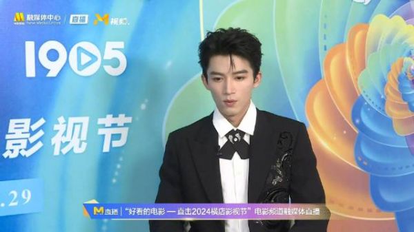 青年演员王星越接受专访,透露自己健身的时候喜欢听一些很嗨的音乐,大重量举不上去…