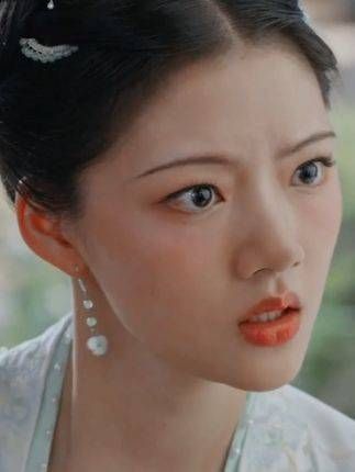 陆嘉学扼住宜宁的脖子威胁三哥，为了避免成为三哥的把柄，她选择了跳河