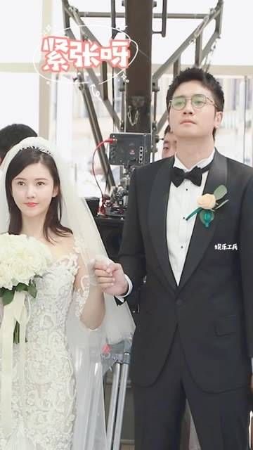穿着婚礼服的彭冠英 牵着杨子姗 的手,哥哥你这是紧张了吧~ 捕娱计划 彭冠英