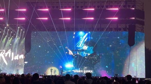 又发现一位爱豆,唱得真不错音乐节现场 尤长靖