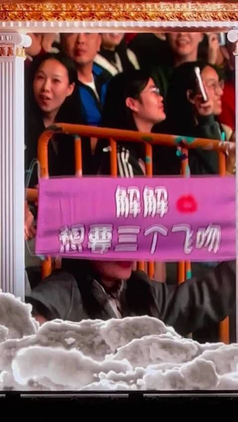 保安夺飞吻，解解震惊献爱心