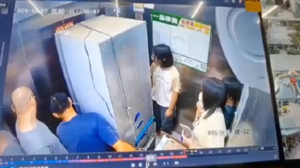 电梯里运冰箱砸到邻居,这么多人咱就不能等下一趟再搬吗!