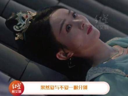 在屋顶看星星，一个酷酷地摆姿势，另一个则直接瘫成了表情包