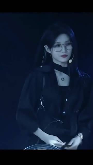随手搭配了一段音乐,口型与灯光完美契合, SNH48