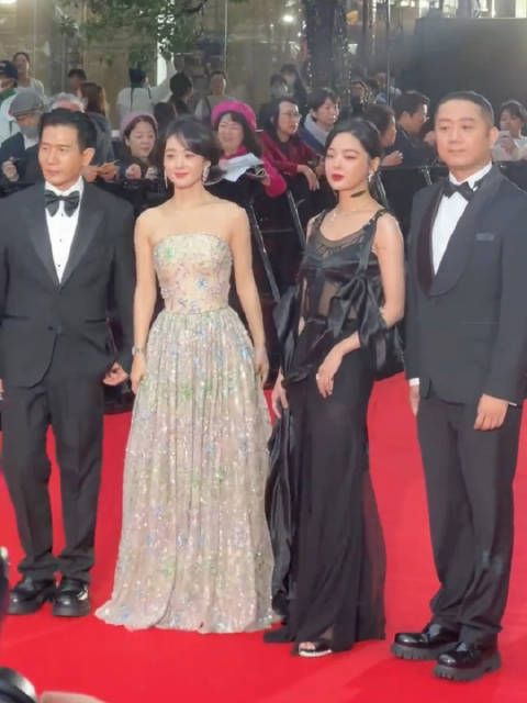 赵丽颖&辛芷蕾在东京电影节开幕红毯，与作品《乔妍的心事》众主创一同出席