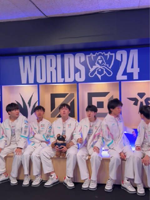 在巴黎呆了15天,收获两张胜利合照喵 出发伦敦!希望能再合一张喵