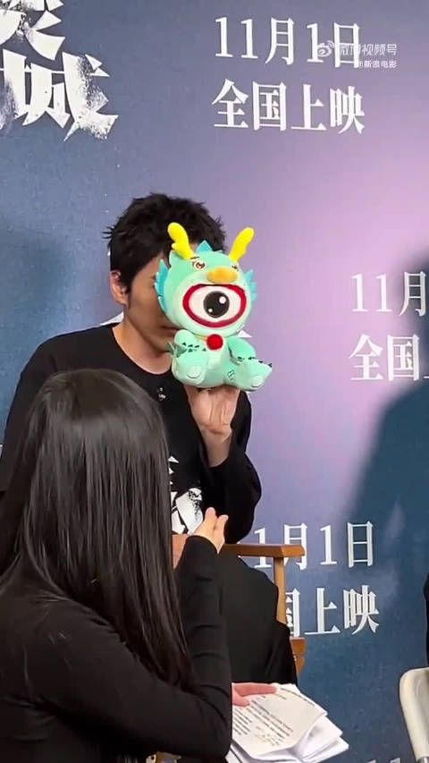 白宇的可爱,无需多言,拿起小浪的那一刻,萌态尽显