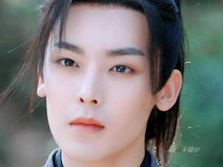 天曜的短马尾造型特别凸显少年气息,真是仙侠剧男主的不二人选