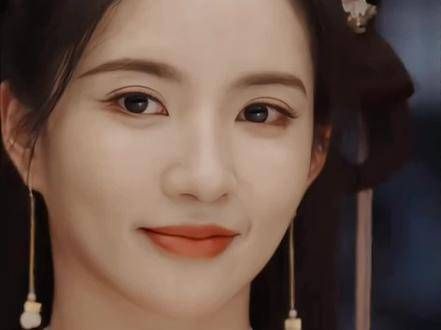 不愧是母女,季淑然和姜若瑶真的非常相似,都喜欢穿着鲜艳的服饰…