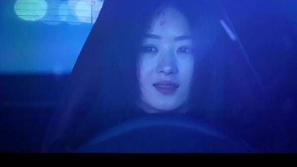 这一缕光芒不仅照亮了乔妍的面容,更温暖了她的心房