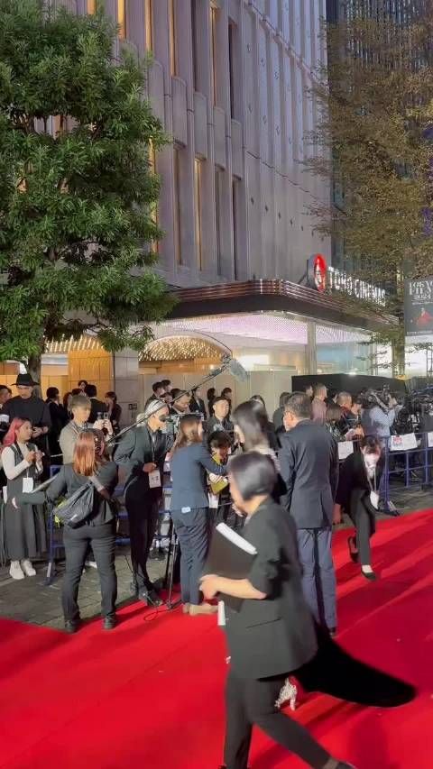 梁朝伟亮相东京电影节开幕红毯，小碎步好可爱！