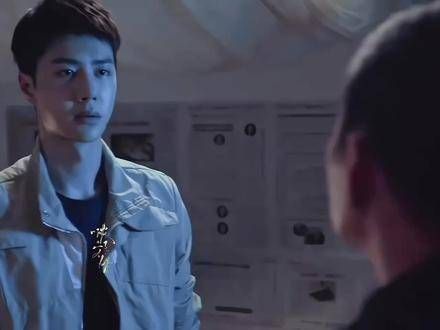 由于我的疏忽,造成了龚队耳部受伤,无法言语,膝部中弹,被迫离开前线!