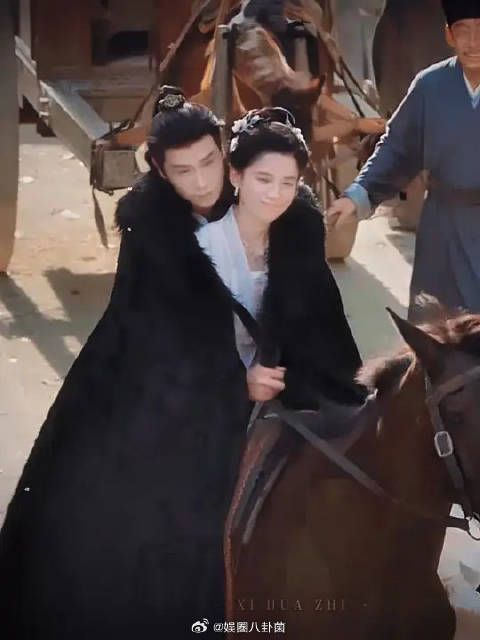 尘世碎裂的那一刻,我们拥抱在漫天风沙里