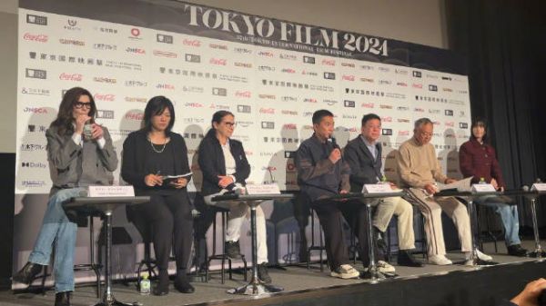 来参加媒体发布会了,本届主竞赛单元评委会主席梁朝伟跟大家打招呼