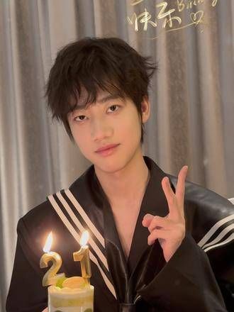 清融在秋风中翻开了21岁的新篇章, 的生日喜悦,伴随着每一个精彩的回音