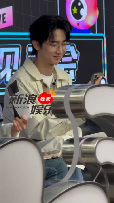 在娱乐探索编辑部 现场给@许天奇_ 打视频,好兄弟帮他宣传新歌!