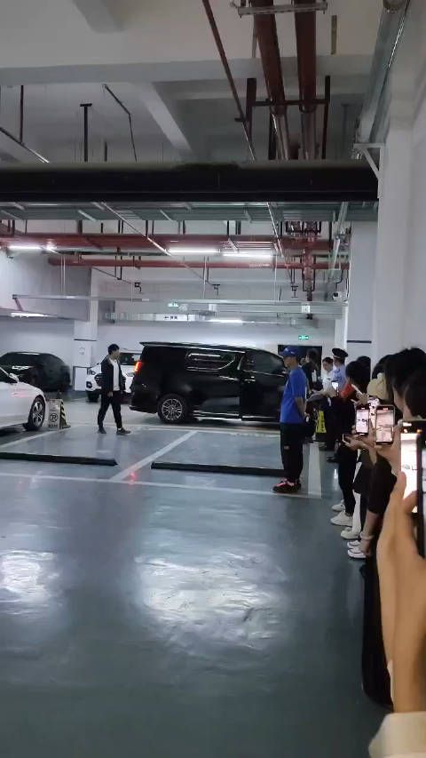 任嘉伦下班,嘉人善良有内涵