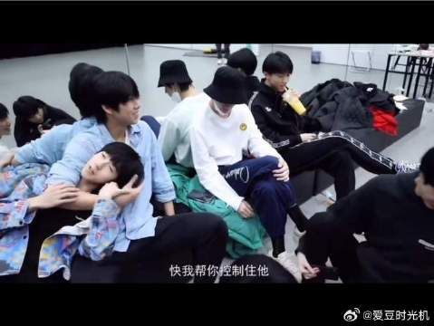 大哥扯鞋带 二哥脱鞋 三哥踩鞋